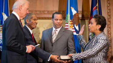 Loretta Lynch presta juramento como secretaria de Justicia