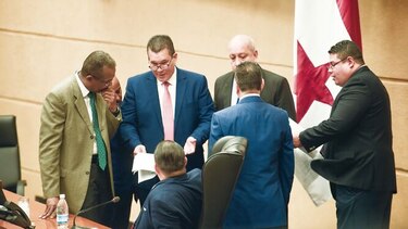 Los diputados impulsan una propuesta que les garantiza un aumento de salario