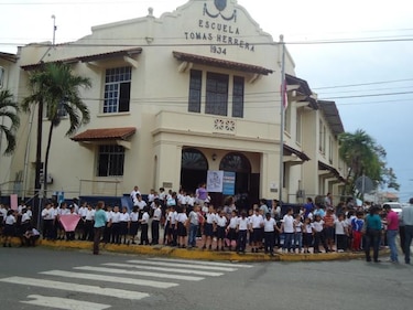 Escuela Tomás Herrera realiza cadena humana por la contaminación del río La Villa