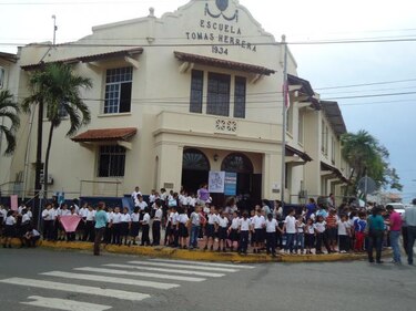 Escuela Tomás Herrera realiza cadena humana por la contaminación del río La Villa