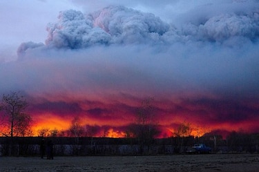Desalojan tres comunidades más en Canadá por incendio