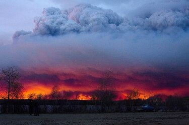 Desalojan tres comunidades más en Canadá por incendio