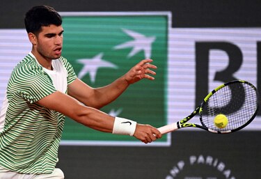 Alcaraz barre a Shapovalov y sigue fuerte en París