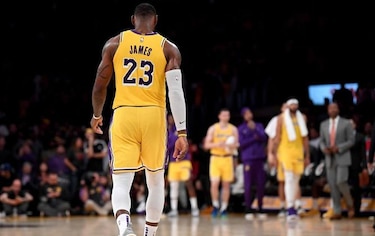 Lakers de LeBron no levantan cabeza; los Raptors, con paso firme