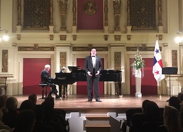 Juan Pomares, el tenor panameño que debutó en Viena