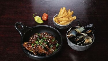 Alitas panachino vs. 'moules-frites'