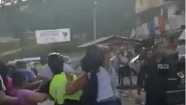 Imputan cargos a dos mujeres vinculadas en la agresión de una agente policial en San Miguel