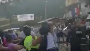 Imputan cargos a dos mujeres vinculadas en la agresión de una agente policial en San Miguel