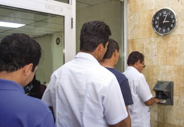 $4 mil 738 millones en salarios