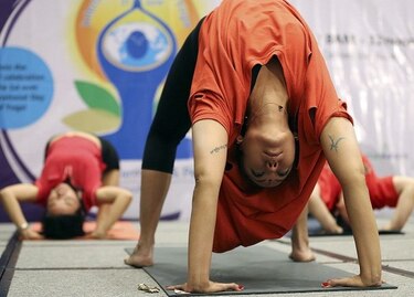 Millones de personas participan en primer Día Internacional del Yoga