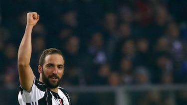 Higuaín decide el derbi de Turín
