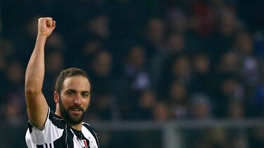 Higuaín decide el derbi de Turín