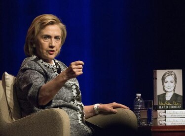 Sotomayor acude a firma de libro de Clinton