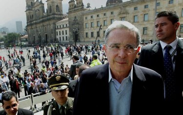 Ordenan investigación contra Álvaro Uribe por intervenciones telefónicas