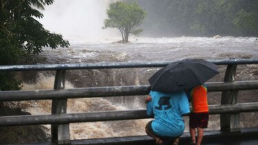 Rescatan a turistas tras impacto de huracán en Hawái