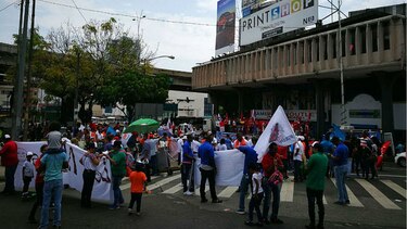 Grupos sindicales marchan para conmemorar el Día del Trabajador