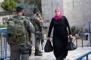 Israel retira permisos a 200 mil palestinos por ataques