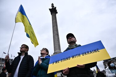 Miles de personas se manifiestan en varias ciudades europeas en apoyo a Ucrania