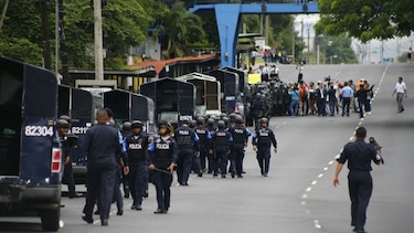 Estudiantes y policías se enfrentan en la vía Transístmica; suspenden clases en el campus universitario