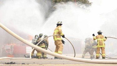 Sobrecarga, velas y daños en instalaciones eléctricas, principales causas de incendios estructurales