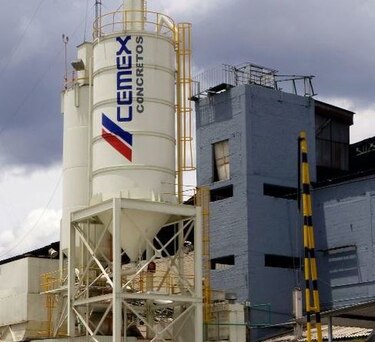 Cementera mexicana Cemex dispuesta a abastecer material para muro de Donald Trump