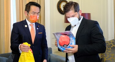 Desde un rey hasta un peluche de Pokémon, el último día de Boric antes de ser presidente de Chile