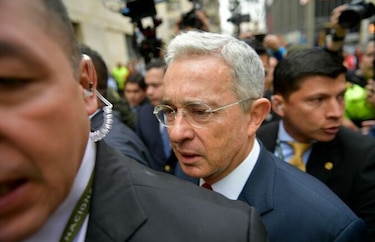 Culmina la indagatoria a Álvaro Uribe luego de siete horas