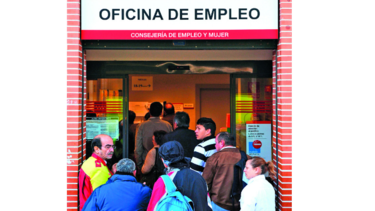 Desempleo en España continúa a la baja