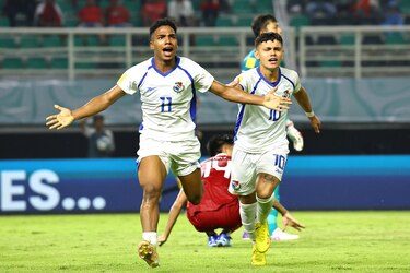 Mike Stump se emociona y llora por el desempeño de los jugadores de Panamá