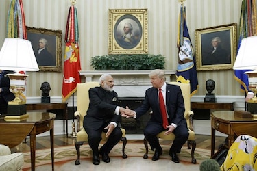 Donald Trump se reúne con el primer ministro indio Narendra Modi