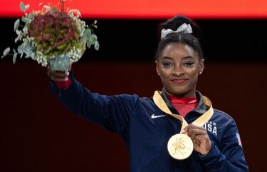 Simone Biles iguala el récord de medallas mundiales