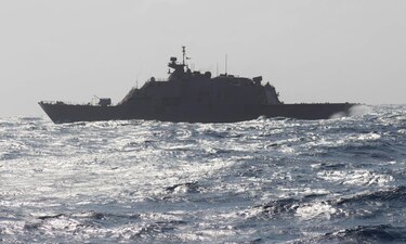 Buque de guerra de EU y varios barcos son atacados en el Mar Rojo; uno de ellos tiene bandera panameña