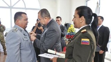 Venezuela condecora a la fuerza pública