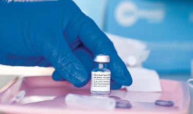 Píldora para covid de Pfizer reduce 89% hospitalización y muerte