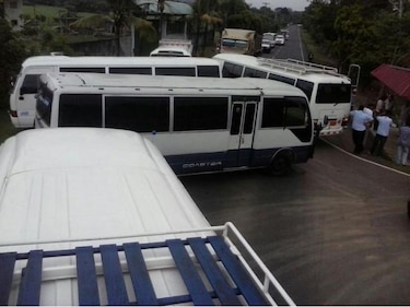 Transportistas en Darién y Chepo realizan cierres en rechazo a los 'buses piratas'