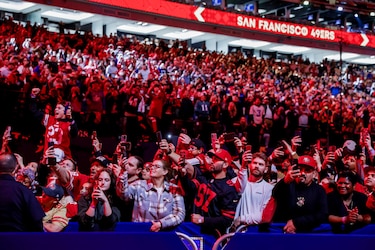 Super Bowl 2024: Los fans de Chiefs y 49ers tiñen de rojo el Allegiant Stadium