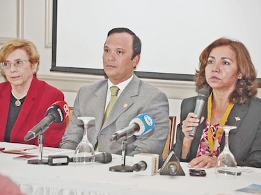 Alerta por incremento de  falsos médicos en el país