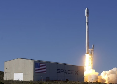 SpaceX pospone lanzamiento ante problema en motor de cohete
