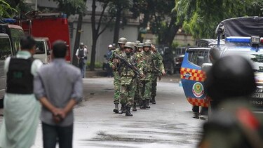 Fuerzas de seguridad sitian restaurante de Bangladesh