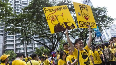 Decenas de miles marchan contra el primer ministro Najib Razak