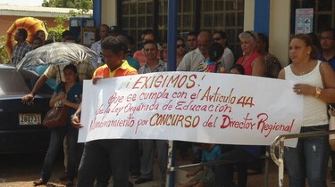 Maestros herreranos paralizan centros educativos