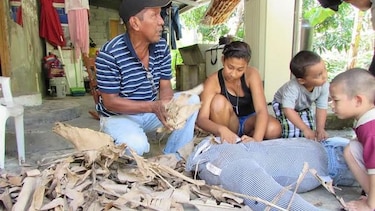 Familias preparan ‘judas’ para despedir el año viejo