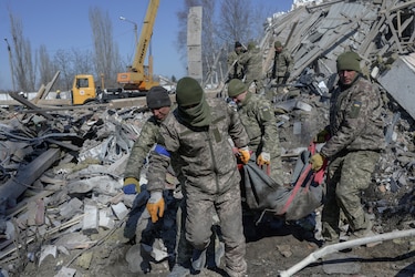 Muerte y devastación entre los restos de cuartel militar de Mikolaiv bombardeado