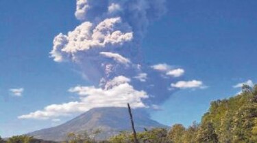 Alerta y evacuación por erupción de volcán en El Salvador