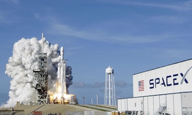Un vehículo deportivo Tesla viaja por el espacio
