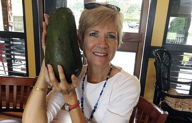 Mujer encuentra aguacate de 5.2 libras en Hawái