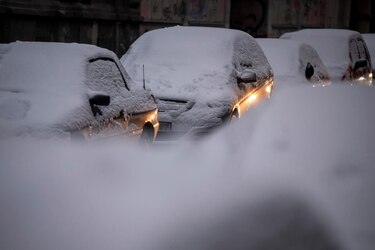 Media Europa colapsada por la nieve: cientos de vuelos cancelados y atascos kilométricos