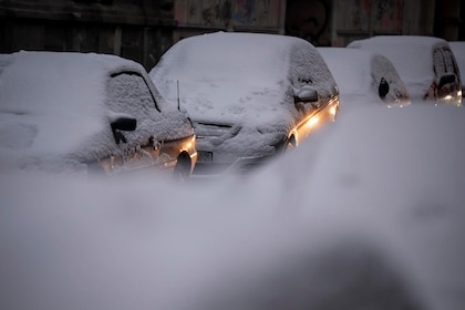 Media Europa colapsada por la nieve: cientos de vuelos cancelados y atascos kilométricos