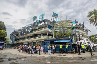La Guaira, los intentos de recuperar cuerpos entre excavadoras y largas filas de comida