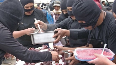 Chefs enmascarados llevan comida al barrio
